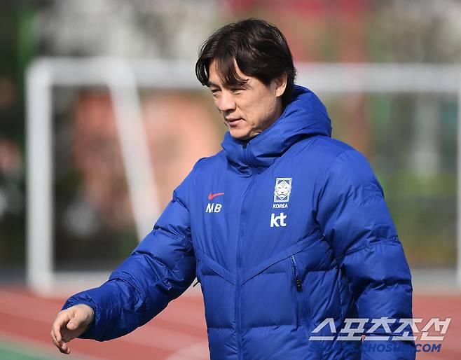 홍명보 감독이 이끄는 축구대표팀이 17일 오후 고양종합운동장 보조경기장에서 훈련했다. 홍명보 감독이 훈련을 지켜보고 있다. 고양=정재근 기자 cjg@sportschosun.com/2025.3.17/