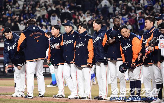 17일 대전 한화생명볼파크에서 열린 KBO리그 시범경기 한화와 삼성의 경기. 5회를 마친 후 양 팀 감독 합의 후 한파 콜드 게임으로 마쳤다. 경기 종료 후 팬들에게 인사를 하고 있는 한화 선수들. 대전=송정헌 기자songs@sportschosun.com/2025.03.17/