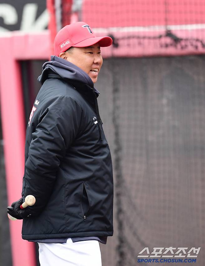 16일 광주 KIA챔피언스필드에서 열리는 KBO리그 시범경기 KIA와 삼성의 경기. 선수들 훈련 지켜보는 KIA 이범호 감독. 광주=송정헌 기자songs@sportschosun.com/2025.03.16/