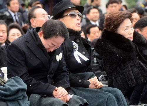 김영삼 전 대통령 영결식에서 오열하는 차남 김현철 씨. 오른쪽으로 장남 김은철 씨와 손명순 여사가 보인다. /연합뉴스
