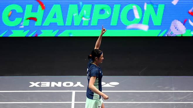 안세영이 17일 전영오픈에서 우승을 차지한 뒤 손가락을 들어보이며 기쁨을 만끽하고 있다. /신화 연합뉴스
