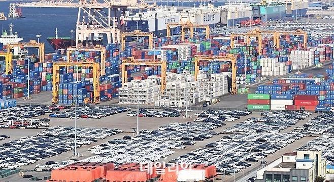19일 경기도 평택시 포승읍 평택항 야적장에 수출용 자동차들이 세워져 있다.ⓒ뉴시스