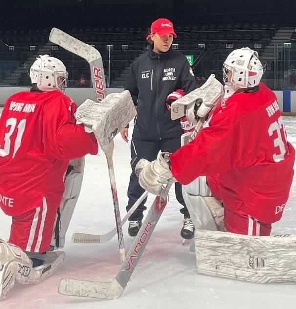 여자 대표팀 골리였던 신소정 고려대 아이스하키팀 골리 코치(가운데)가 선수들을 지도하고 있다. 신소정 제공