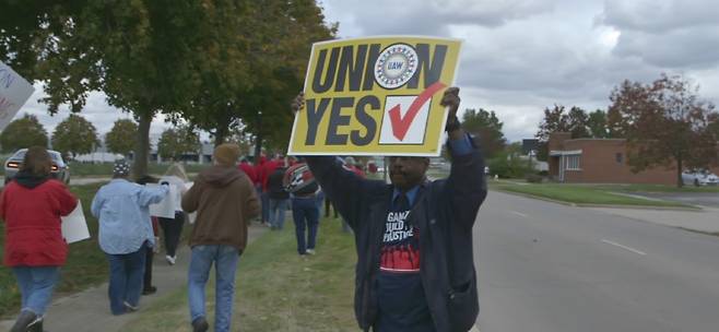 영화 ‘아메리칸 팩토리’에서전미자동차노조(UAW) 노조원이피켓 시위를 하고 있다/ 넷플릭스