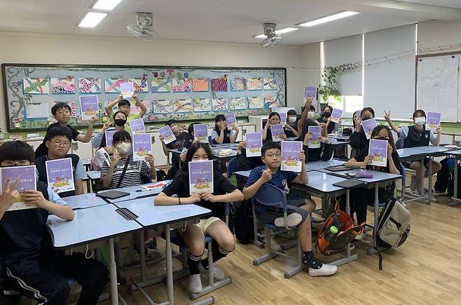 한화생명은 지난 2021년부터 아동·청소년이 올바른 경제관을 가진 금융소비자로 성장할 수 있도록 경제교육 활동을 실시하고 있다. 지난 2023년 6월 ‘한화생명 경제교실’에 대구 와룡초등학교 6학년 학생들이 참여하고 있다.