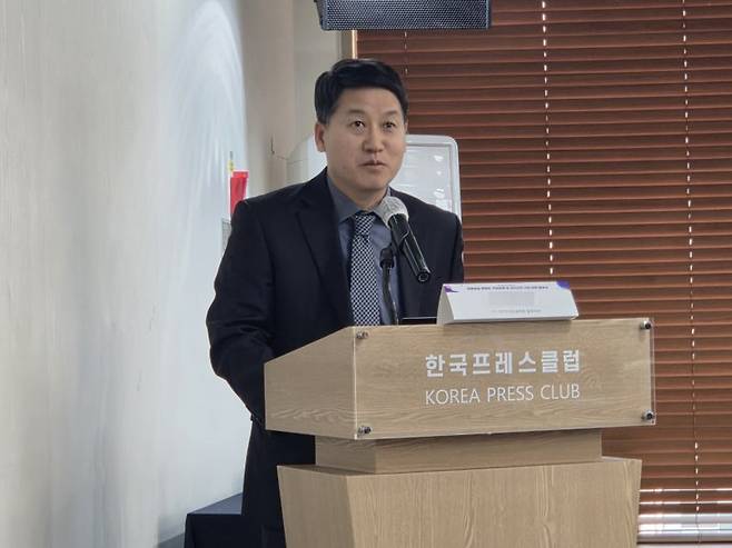 한국방송학회가 17일 한국프레스센터에서 주최한 '유료방송 콘텐츠 거래체계 및 대가산정 기준 마련 필요성' 특별세미나에서 발표하는 황용석 건국대학교 미디어커뮤니케이션학과 교수, 김헌 한양대학교 에리카캠퍼스 정보사회미디어학과 교수, 곽정호 호서대학교 빅데이터AI학과 교수(맨위부터) 사진=구자윤 기자