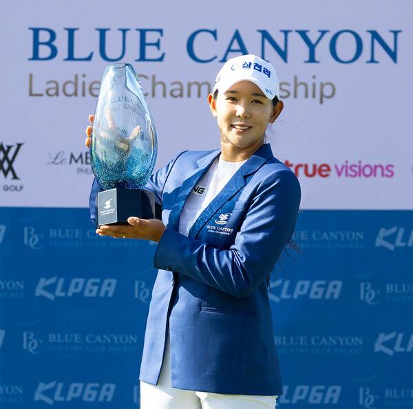 한국여자프로골프(KLPGA) 투어 2025시즌 첫 대회인 블루캐니언 레이디스 챔피언십 우승을 차지한 박보겸 프로가 우승 트로피를 들고 있는 모습이다. 사진제공=KLPGA