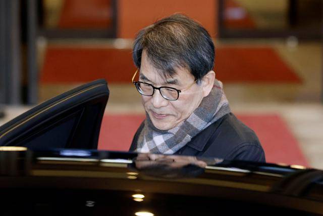 선관위 '채용 비리' 관련 대국민 사과문을 발표한 노태악 중앙선거관리위원장이 지난 5일 서울 서초구 대법원 청사에서 퇴근하고 있다. 뉴시스