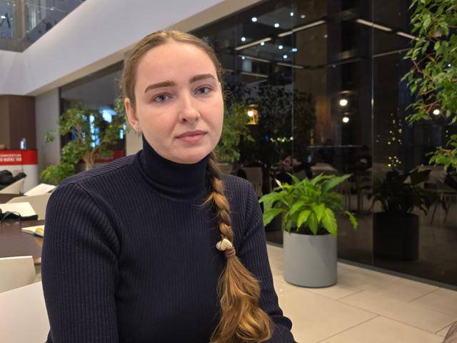 15일 우크라이나 키이우에서 만난 올레나가 한국일보 인터뷰에 응하고 있다. 그는 우크라이나가 점령했지만 최근 러시아가 탈환에 속도를 내고 있는 러시아 서부 쿠르스크에서의 작전에 관여하는 아버지를 언급하며 눈물을 보였다. 키이우=신은별 특파원