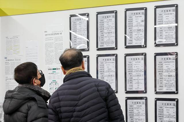 지난달 19일 서울 마포구 서부고용복지플러스센터에서 장년층 구직자가 일자리 정보 게시판을 살펴보고 있다. 뉴스1