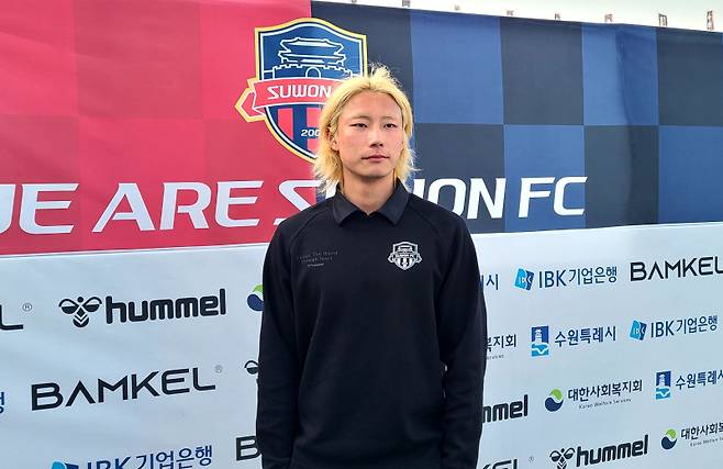 수원FC 수비수 이지솔이 16일 울산전을 마친 뒤 믹스트존에서 취재진과 만나 인터뷰를 진행하고 있다. 수원=김우중 기자