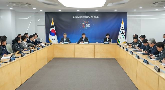 오영훈 제주도지사(가운데)가 17일 오전 제주도청 한라홀에서 열린 3월 주간 혁신성장회의에 참석해 발언하고 있다. 이날 오 지사는 하계 항공 노선 확대에 맞춰 제주 관광시장의 본격적인 회복에 선제적으로 대응할 것을 당부했다. (제주도청 제공)