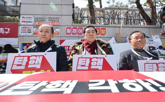 김기현, 윤재옥, 추경호 국민의힘 의원이 지난 13일 서울 종로구 헌법재판소 앞에서 윤석열 대통령 탄핵 각하 촉구 릴레이 시위를 하고 있다. 뉴스1