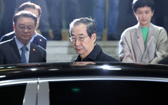 한덕수 대통령 권한대행 국무총리가 지난해 12월 27일 국회 본회의에서 탄핵소추안이 가결된 뒤 서울 종로구 정부서울청사를 나서고 있다. 대통령실사진기자단