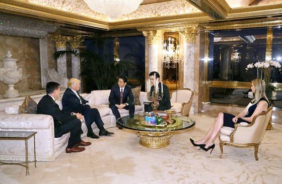 2016년 11월 17일(현지시간) 당시 도널드 트럼프 미국 대통령이 뉴욕에 있는 트럼프 자택에서 당시 아베 신조 일본 총리와 만나고 있다. 맨 오른쪽은 딸 이방카. 로이터=연합뉴스