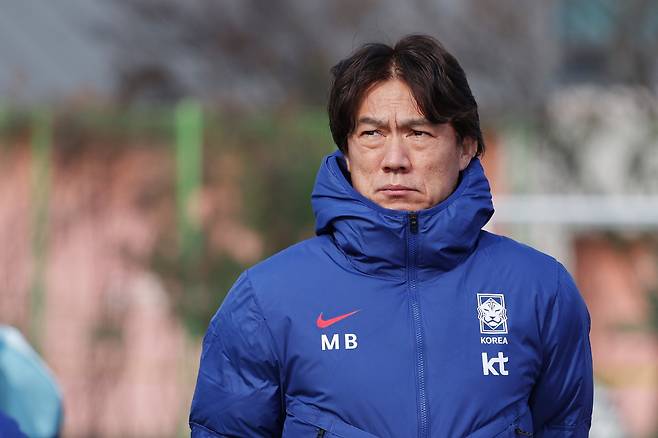 한국 남자축구 대표팀을 이끄는 홍명보 감독이 17일 고양종합경기장에서 3월 A매치 대비 첫 훈련을 하고 있다. [연합뉴스]