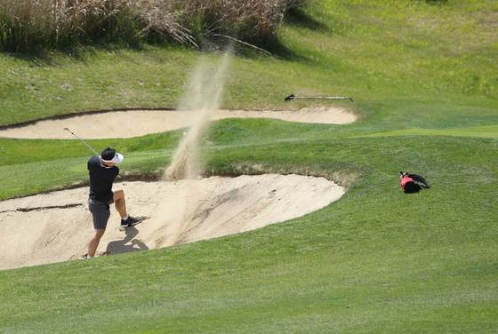 빠지면 벌타를 먹게 되는 골프장 샌드 벙커 해저드. 주의를 기울이지 않으면 해저드에 공을 빠트리기 쉬운 것처럼,보험에 가입한 사람은 위험을 피하려는 노력을 덜하게 되는 모럴 해저드에 빠지기 쉽다. [중앙포토]