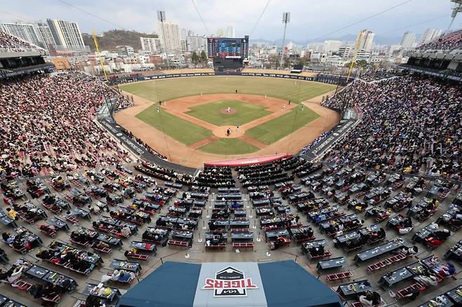 16일 광주기아챔피언스필드에서 열린 프로야구 삼성 라이온즈와 KIA 타이거즈의 시범경기. 많은 야구팬이 경기를 관전하고 있다. 사진=연합뉴스