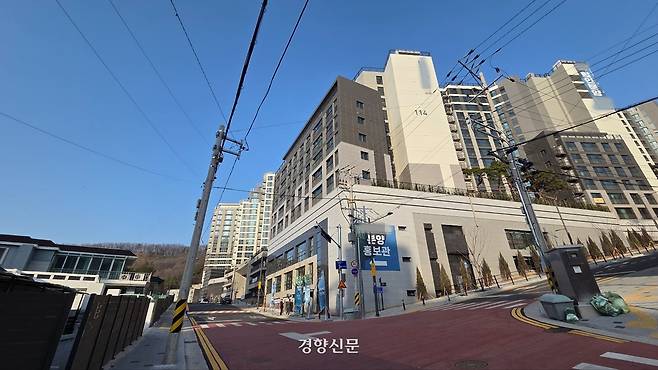 대구 수성구의 한 아파트에 할인분양 안내문이 붙어 있다. 최미랑 기자