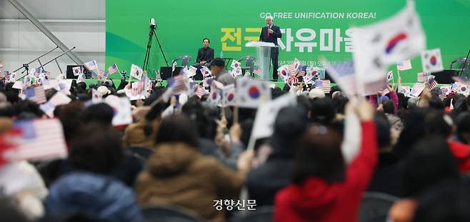 전광훈 사랑제일교회 목사가 17일 경기 수원시에서 열린 전국총연합 자유마을대회에서 발언하고 있다. 정효진 기자