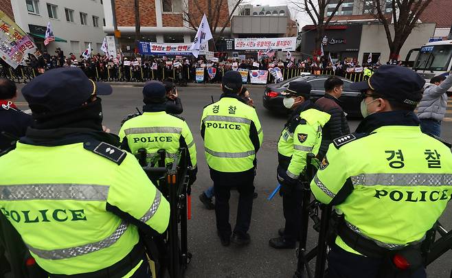 Mobile police squad officers are stationed near the Constitutional Court of Korea in Jongno-gu, central Seoul on March 12. (Newsis)