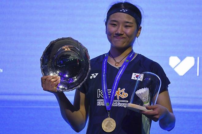 안세영이 17일(한국시간) 영국 버밍엄에서 열린 세계배드민턴연맹(BWF) 월드투어 전영오픈 여자단식 시상식에서 밝게 웃고 있다. 안세영은 2년 만에 대회 정상을 탈환했다. AP연합뉴스
