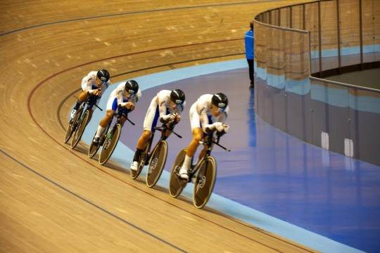 벨로드롬을 질주하는 한국 사이클 대표선수들.