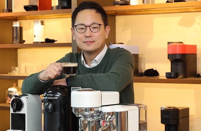 박성용 네스프레소 한국 지사장이 네스프레소 커피를 들고 포즈를 취하고 있다. [이충우 기자]