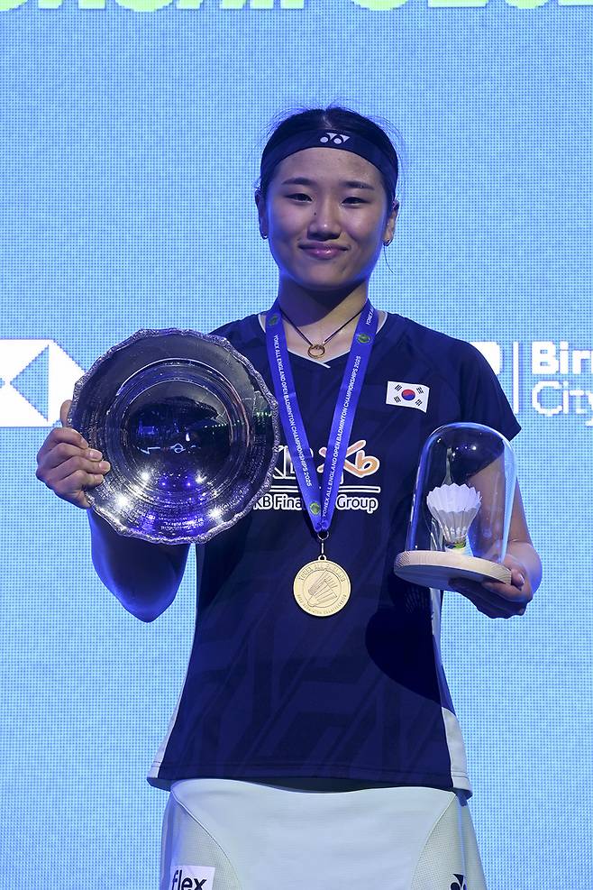 17일 세계배드민턴연맹(BWF) 2025시즌 월드투어 슈퍼 1000 전영오픈 정상에 오른 뒤 시상대에서 환하게 웃고 있는 안세영. 신화 연합뉴스