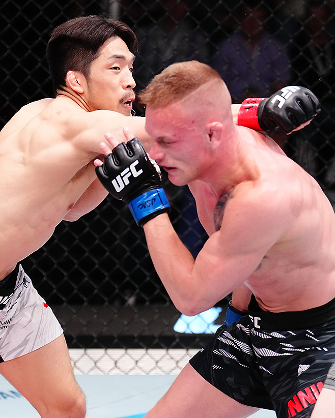 에이제이 커닝햄(오른쪽)이 2025년 3월 미국 네바다주 엔터프라이즈 UFC on ESPN+ 112 밴텀급 경기 유수영 공격을 간신히 피하고 있다. 사진=TKO