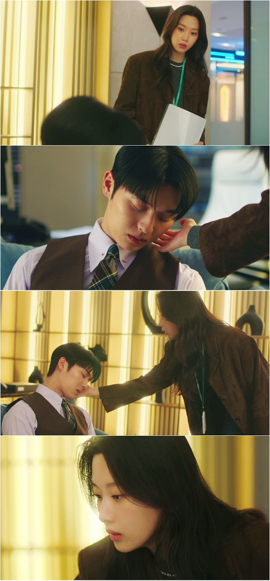 문가영과 최현욱의 애틋한 손베개 투샷이 공개돼 ‘흑역사 첫사랑 서사’에 과몰입을 유발한다.사진=tvN 제공
