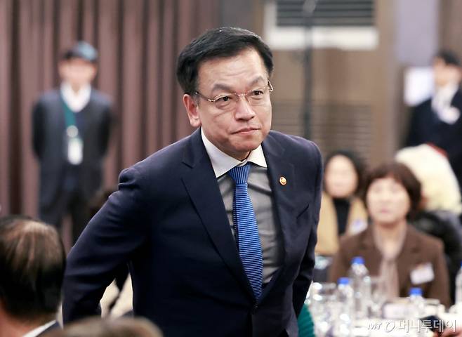 [서울=뉴시스] 최진석 기자 = 최상목 대통령 권한대행 부총리 겸 기획재정부 장관이 14일 서울 용산구 피스앤파크 컨벤션에서 열린 제14기 국민추천포상 수여식에서 시상을 위해 이동하고 있다. (대통령실통신사진기자단) 2025.03.14. myjs@newsis.com /사진=최진석