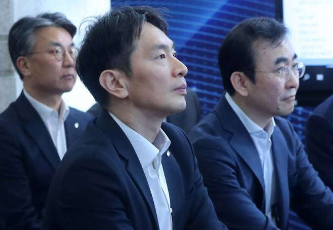 이복현 금융감독원장을 비롯한 임직원들이 17일 오후 서울 영등포구 금융감독원 대강당에서 열린 디지털 전환 선포식에서 시연을 보고 있다. /사진=뉴시스 김혜진 기자