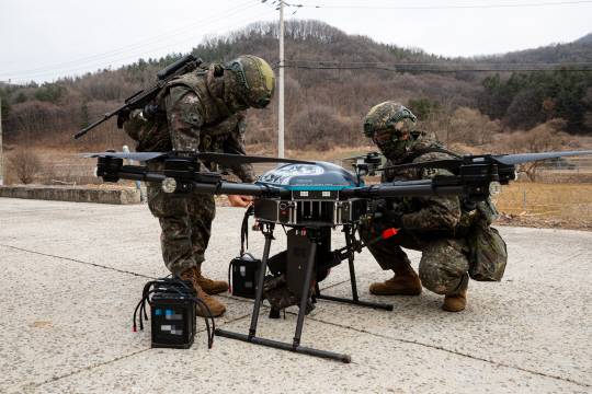 지난  12일 경기 파주 무건리훈련장에서 열린 한미연합 대량살상무기(WMD) 제거훈련에서 25사단 장병들이 의심시설을 정찰하기 위해 소총사격무인항공기를 준비하고 있다. 육군 제공