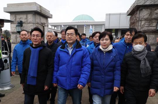 박찬대 더불어민주당 원내대표를 비롯한 의원들이 12일 오후 서울 여의도 국회 에서 ‘내란수괴 윤석열 파면’을 촉구하며 광화문을 향해 도보행진을 하고 있다. 왼쪽부터 김민석 최고위원, 박 원내대표, 전현희 최고위원, 정동영 의원. 뉴시스