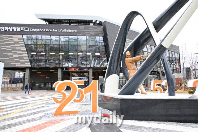 5일 대전 한화생명 볼파크 야구장 개장식이 열렸다. 경기장 조형물./마이데일리