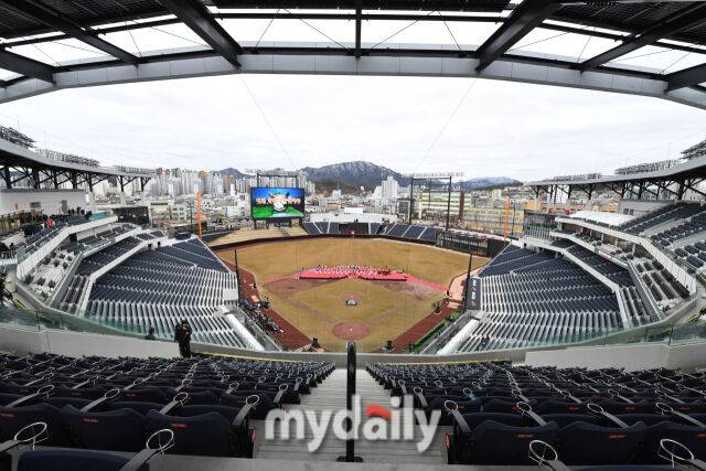 5일 대전 한화생명 볼파크 야구장 개장식 전 미디어 투어가 진행됐다. 관중석에서 내려다 본 야구장./마이데일리