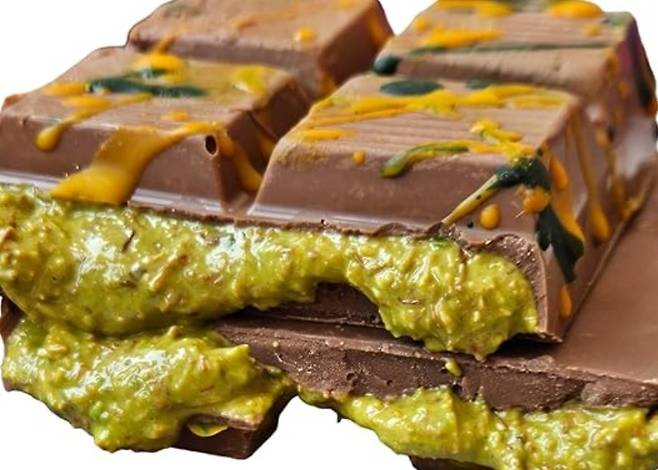 두바이 초콜릿은 요즘 세계 각국에 유사품이 만들어지는데, 원산지 것 보다 더 맛있다는 평가를 듣는 상품도 많다. 그럼에도 두바이초콜릿을 사먹기 위해 두바이로 향하는 MZ여행객들이 늘고 있다는 분석이다.