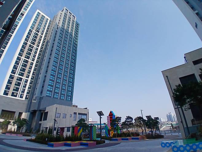 오는 3월 말 입주예정인 ‘고덕 유보라 더 크레스트’ 단지 전경. 지하 4층, 지상 45층 아파트 구조를 가진 신축 오피스텔로 전용 59㎡·84㎡ 타입이 총1116실 있다. 단지 내에서 도보 30초 거리에 수변공원이 있다. 김희량 기자