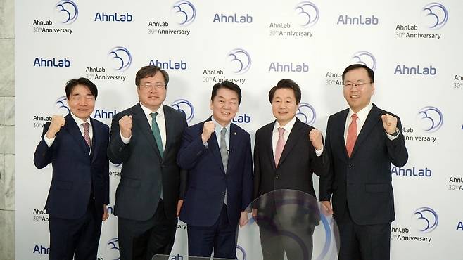 안랩 김기인(왼쪽부터) 부사장, 원유재 이사회의장, 안철수 창업자, 강석균 대표(CEO), 이구범 사외이사가 기념 사진을 찍고 있다.  [안랩 제공]
