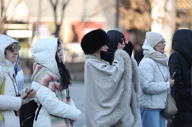 꽃샘추위가 찾아온 17일 관광객들이 서울 광화문 세종대왕상 앞을 구경하고 있다.[연합]