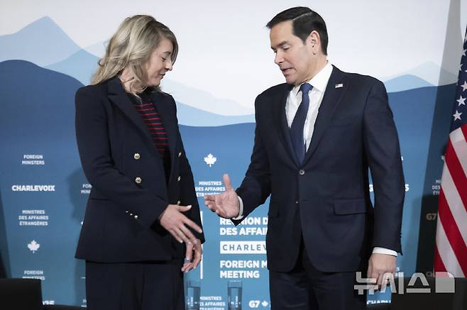 [라말베(퀘벡)=AP/뉴시스] 13일(현지 시간) 캐나다 퀘벡주 라말베에서 개최된 주요 7개국(G7) 외교장관 회의 기간 열린 미·캐나다 회담에 앞서 멜라니 졸리 캐나다 외무장관(왼쪽)이 마코 루비오 미국 국무장관과 악수하고 있다. 2025.03.17.