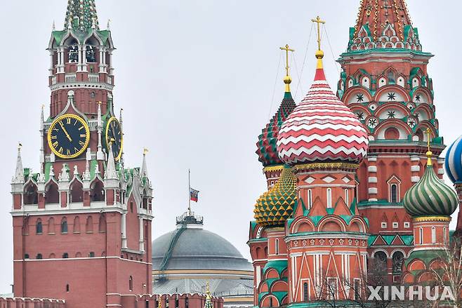 [모스크바=신화/뉴시스]러시아가 미국과의 우크라이나 종전 협상에서 우크라이나의 북대서양조약기구(NATO·나토) 가입 배제 약속과 나토 주둔군 후퇴 등을 요구할 전망이다. 사진은 지난해 3월24일 러시아 수도 모스크바의 크렘린궁에서 국기가 반기로 게양된 모습. 2024.07.26.