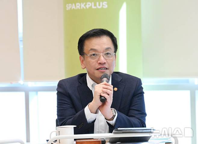 [서울=뉴시스] 조수정 기자 = 최상목 대통령 권한대행 부총리 겸 기획재정부 장관이 17일 오후 서울 나라키움 역삼청년창업허브를 방문, 입주기업 대표자들과의 간담회에서 모두발언을 하고 있다.이날 방문은 청년 창업공간 제공을 위한 국유재산 운영현황을 점검하고 운영기관 및 청년 창업인들의 애로 및 건의사항을 청취하고자 기획됐다. (사진=기획재정부 제공) 2025.03.17. chocrystal@newsis.com