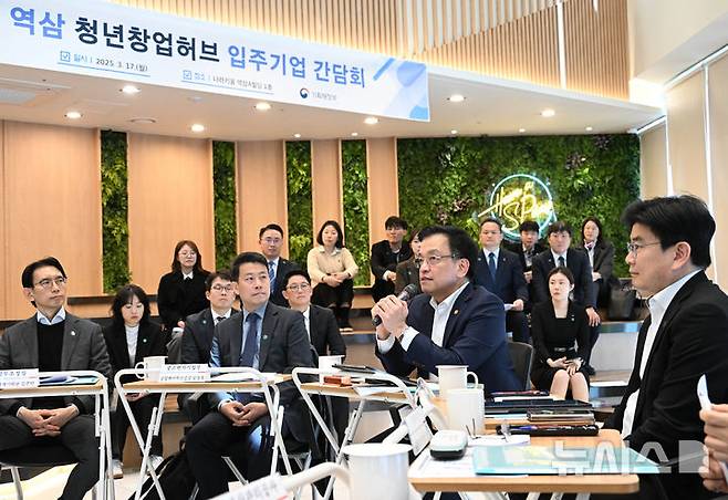 [서울=뉴시스] 조수정 기자 = 최상목 대통령 권한대행 부총리 겸 기획재정부 장관이 17일 오후 서울 나라키움 역삼청년창업허브를 방문, 입주기업 대표자들과의 간담회에서 모두발언을 하고 있다.이날 방문은 청년 창업공간 제공을 위한 국유재산 운영현황을 점검하고 운영기관 및 청년 창업인들의 애로 및 건의사항을 청취하고자 기획됐다. (사진=기획재정부 제공) 2025.03.17. chocrystal@newsis.com