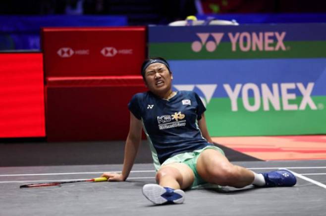 오른쪽 허벅지에 테이핑을 한 채 경기에 안세영이 고통을 호소하고 있다. AFP=연합뉴스