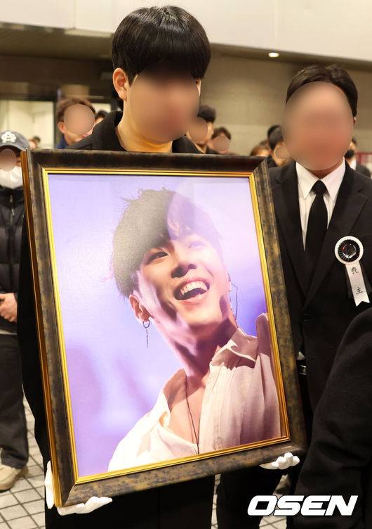 [OSEN=이대선 기자] 16일&nbsp;오전 서울 강남구 삼성서울병원 장례식장에서 故 휘성의 영결식이 진행됐다.휘성은 지난 10일 자택에서 숨진 채 발견됐다. 향년 43세. 정확한 사인은 아직까지 알려지지 않았다. 국립과학수사연구원이 1차 검사에서 구두로 '사인 미상'이라고 소견을 밝힌&nbsp;상태다.휘성은 지난 2002년 정규 1집 'Like A Movie'로 데뷔해 '안되나요', '전할 수 없는 이야기', 'With Me', ‘다시 만난 날’, ‘일년이면’, I’m Missing You', '결혼까지 생각했어', ‘가슴 시린 이야기’, ‘너라는 명작', '불치병', '주르륵', '사랑은 맛있다’ 등 수많은 명곡을 발표했다.故 휘성의 발인식이 엄수되고 있다. 2025.03.16 /sunday@osen.co.kr