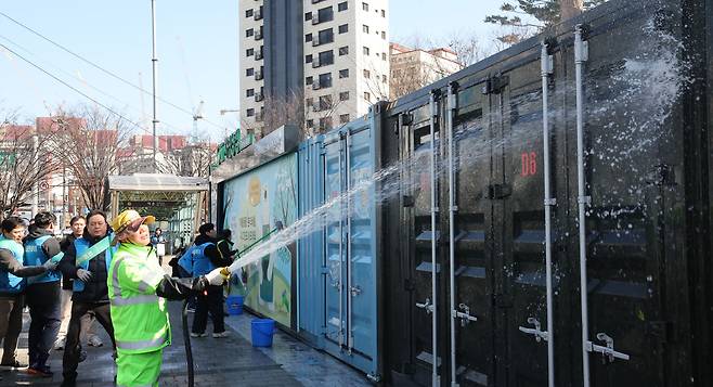 17일 서울 은평구 은평평화공원에서 김미경 은평구청장, 지역 주민, 공무원 등이 재활용품 자동분리수거함의 묵은 때를 청소하고 있다. 은평구는 공무원, 공공기관 및 기타 유관기관 등이 함께 구 전역에서 ‘새봄맞이 은평구 민관 합동 환경정비 대청소’를 실시했다.