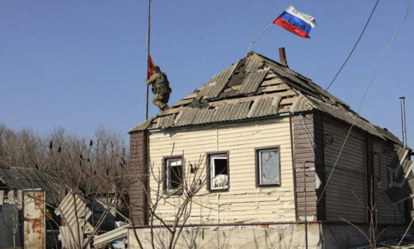 14일(현지 시각) 러시아 국방부에서 배포한 쿠르스크주의 한 마을 모습. 러시아군이 주택 지붕에 자국 국기를 꽂고 있다. 연합뉴스