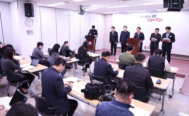 박성호 부산진해경제자유구역청장이 17일 경남도청에서 브리핑을 열고 웅동1지구 개발사업 정상화를 위한 추진 계획을 발표하고 있다. 사진 제공=경남도
